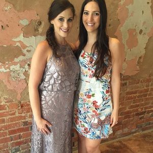 Short white dress with floral pattern and tie